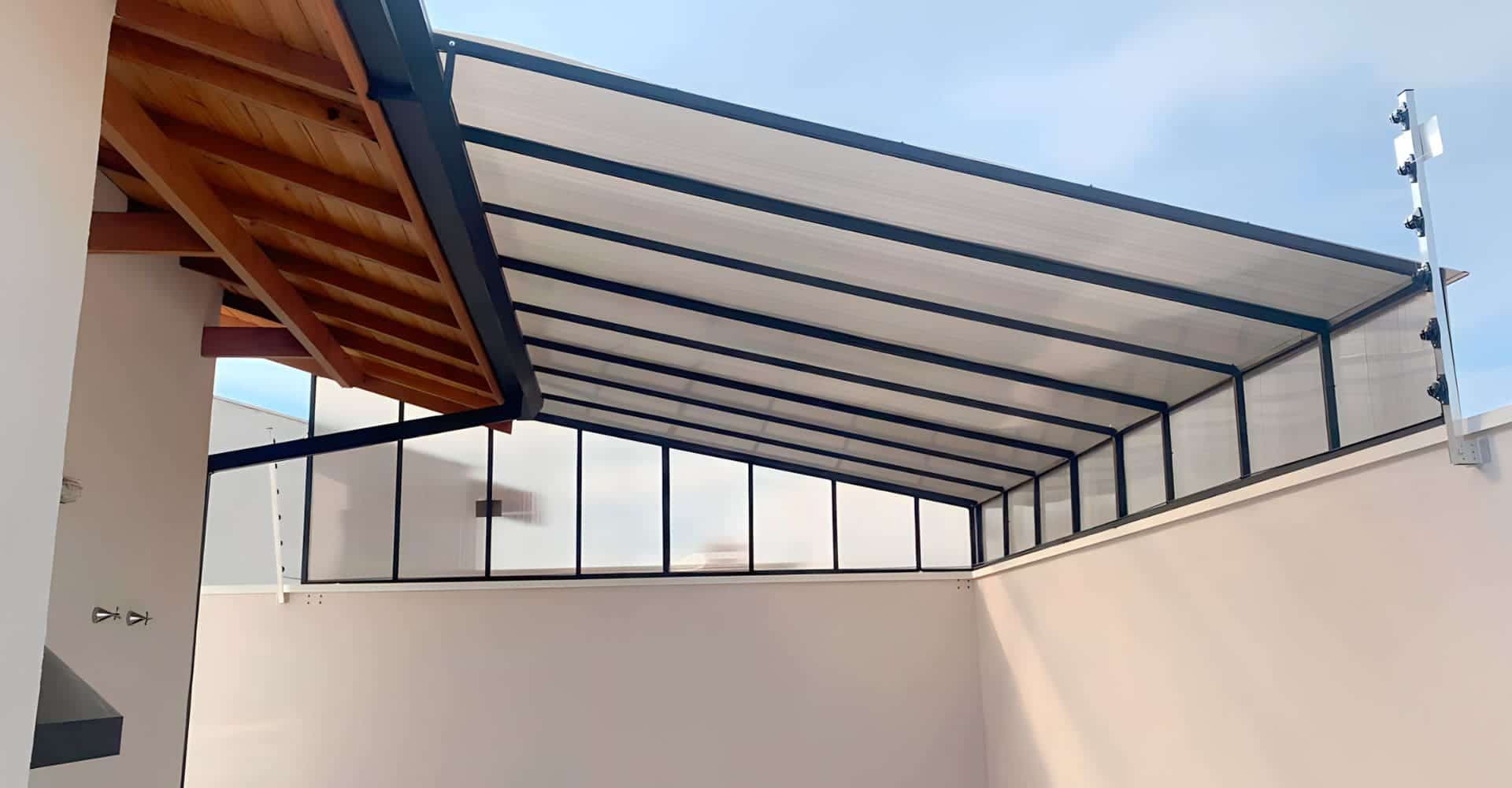 Cobertura fixa de policarbonato alveolar cristal instalada em garagem residencial em São Paulo — Toldos Demais