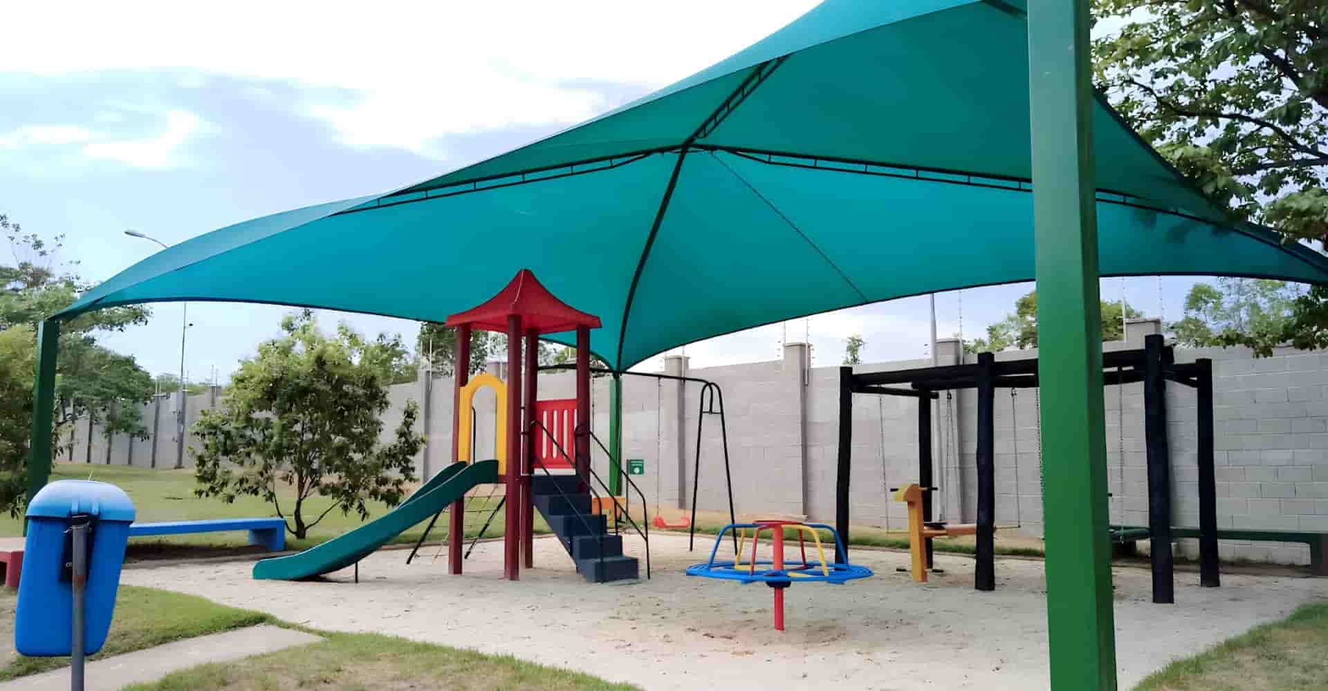 Cobertura de sombrite tensionada sobre área de lazer com piscina em São Paulo — Toldos Demais