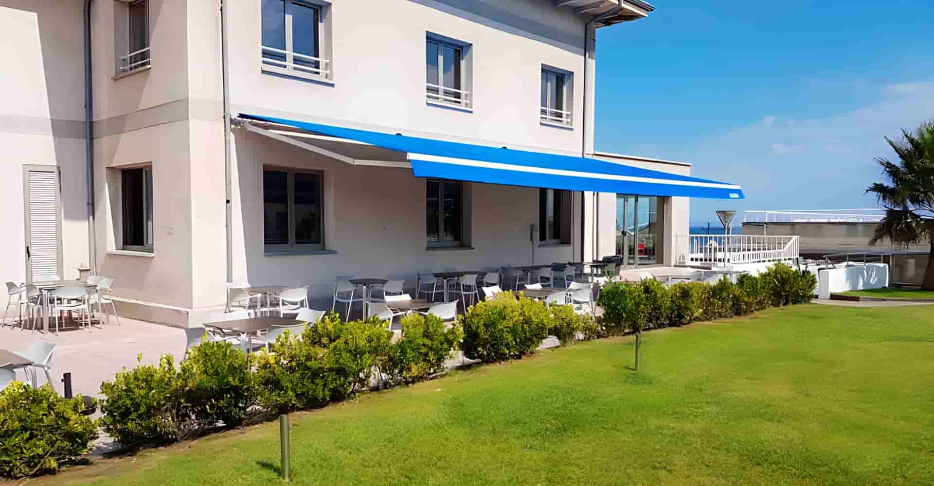 Toldo articulado com braços de alumínio instalado em terraço residencial em São Paulo — Toldos Demais