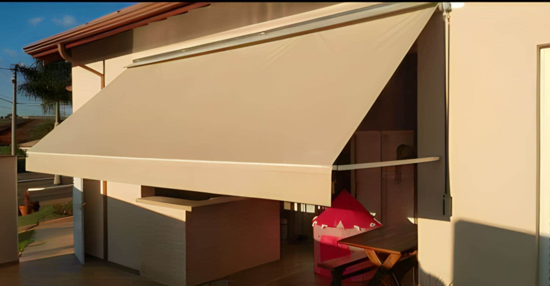 Toldo cortina com braço de projeção instalado em sacada residencial em São Paulo — Toldos Demais