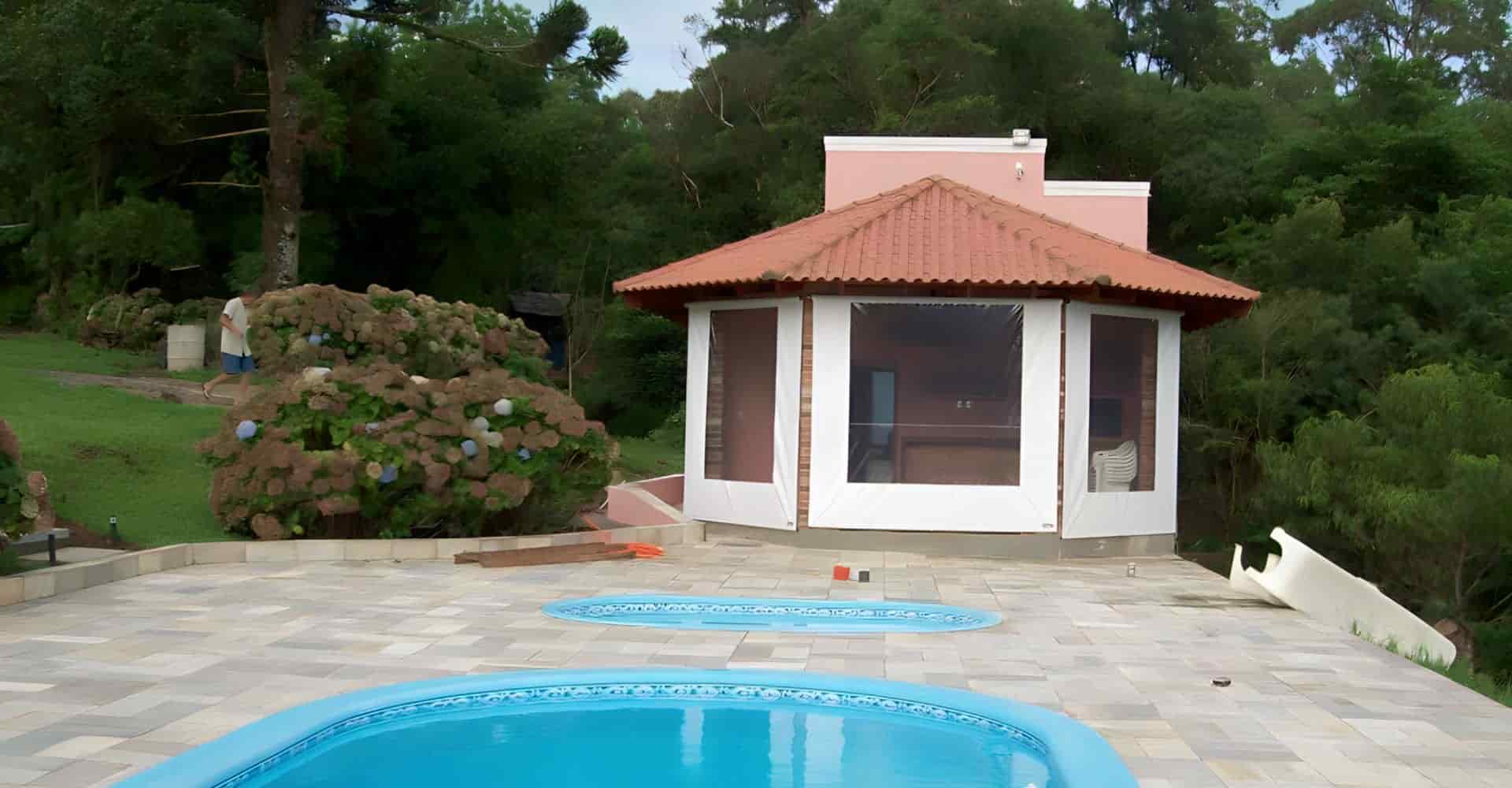 Toldo cortina retrátil de lona PVC em varanda com vista para área externa — Toldos Demais