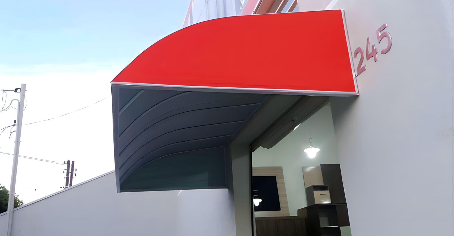 Toldo fixo de lona impermeável instalado em fachada residencial em São Paulo — Toldos Demais