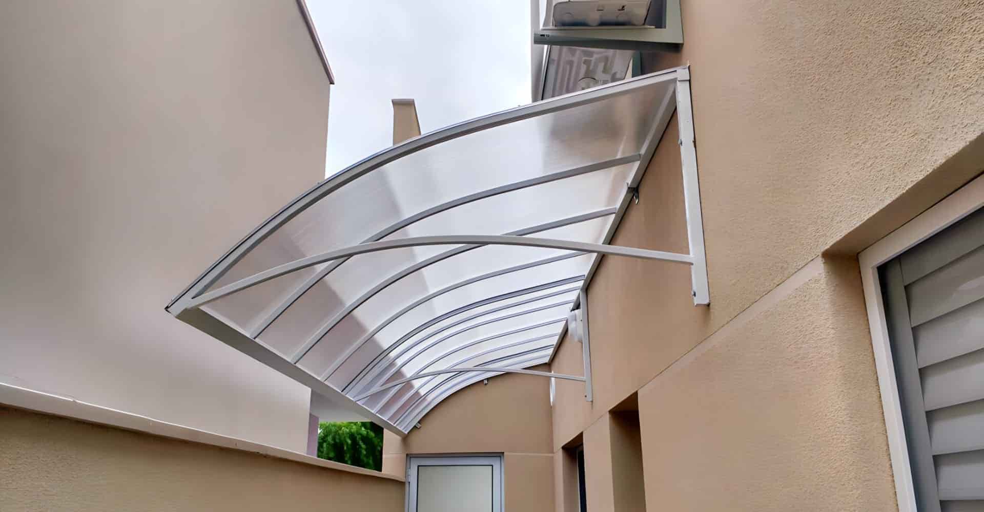 Toldo fixo de policarbonato alveolar instalado em porta de residência em São Paulo — Toldos Demais
