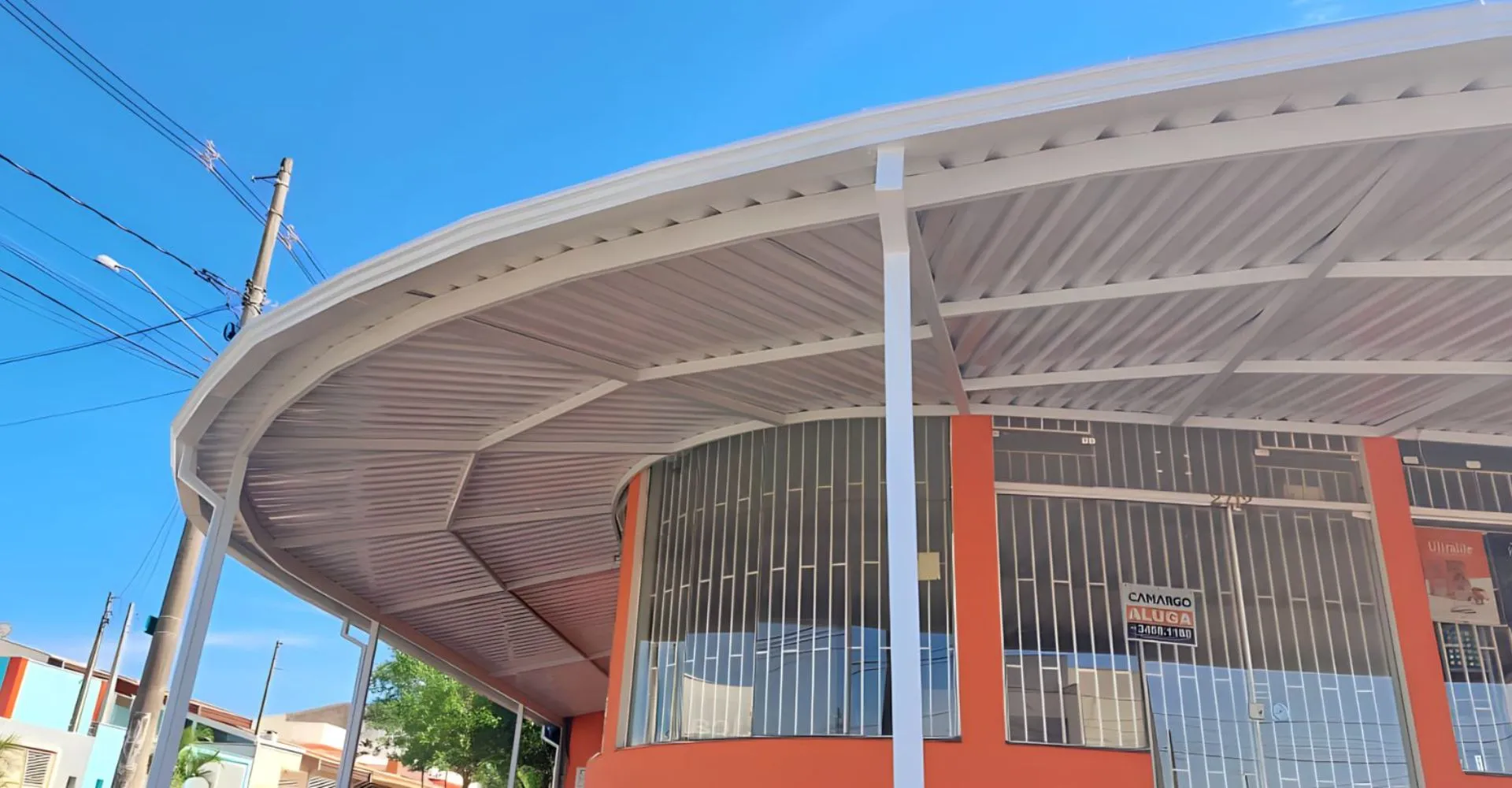 Cobertura metálica de telha simples trapezoidal instalada em garagem residencial em São Paulo — Toldos Demais