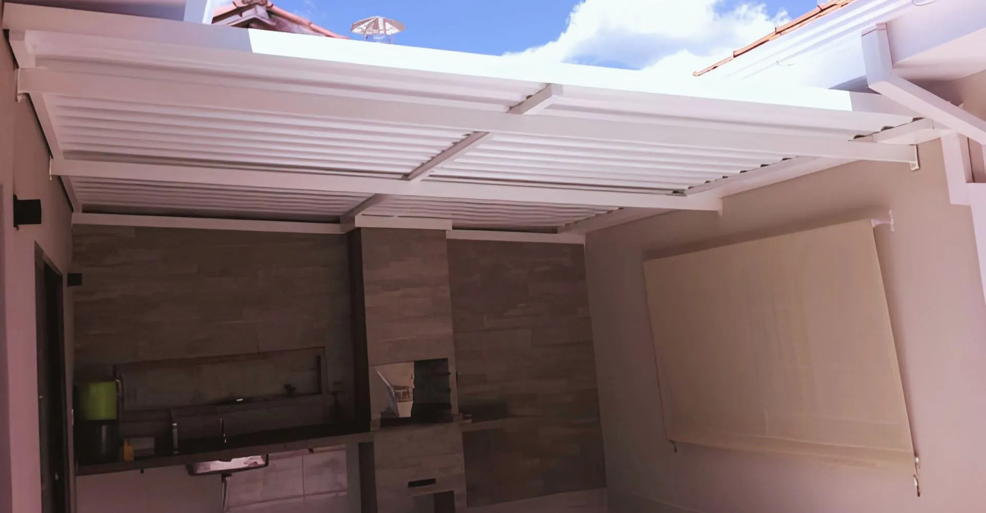 Cobertura metálica de telha sanduíche trapezoidal instalada em galpão comercial em São Paulo — Toldos Demais
