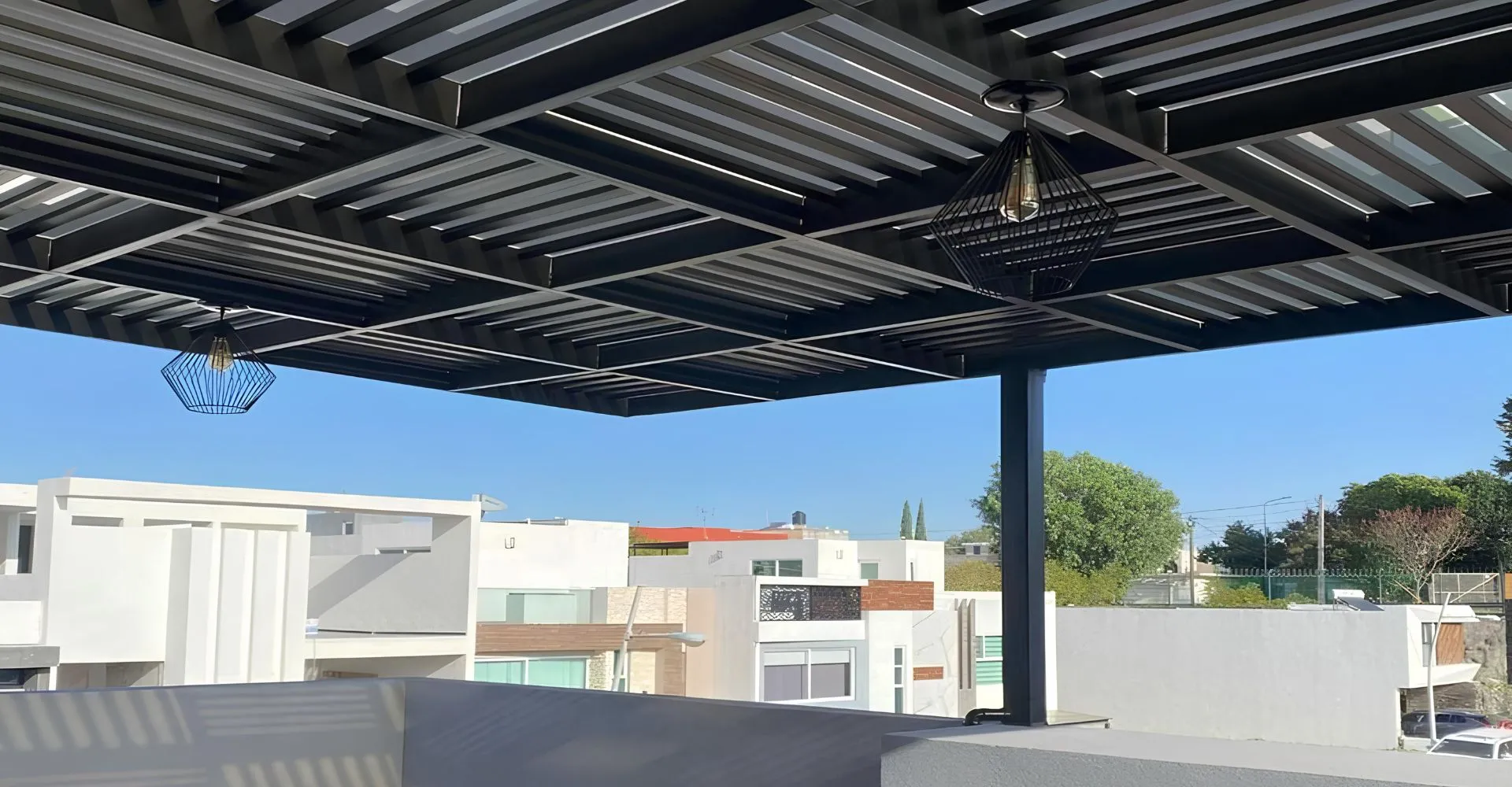 Pergolado de alumínio xadrez com corte geométrico instalado em fachada residencial em São Paulo — Toldos Demais