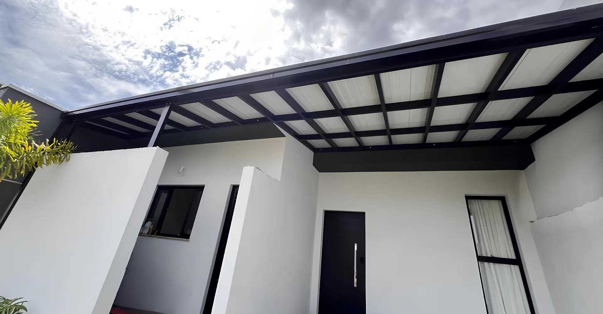 Pergotelha termoacústica com estrutura de alumínio e telha sanduíche instalada em varanda em São Paulo — Toldos Demais