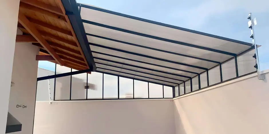 Cobertura fixa de policarbonato alveolar cristal instalada em garagem residencial em São Paulo — Toldos Demais