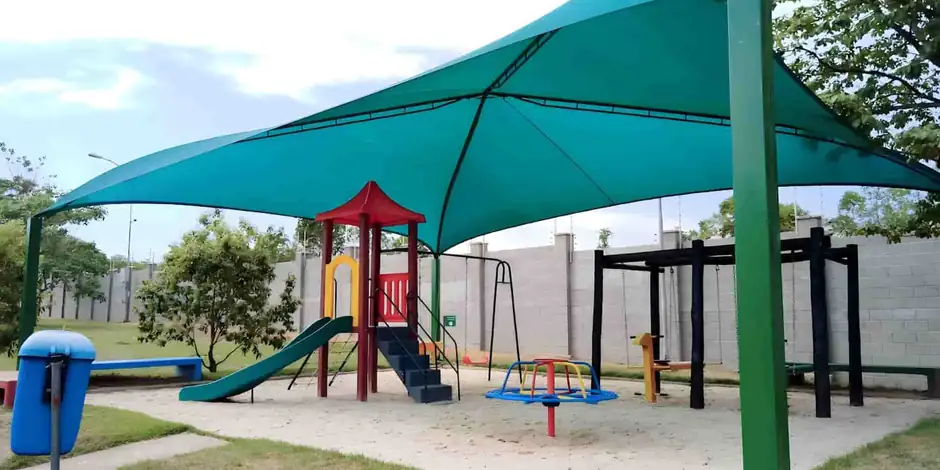 Cobertura de sombrite tensionada sobre área de lazer com piscina em São Paulo — Toldos Demais