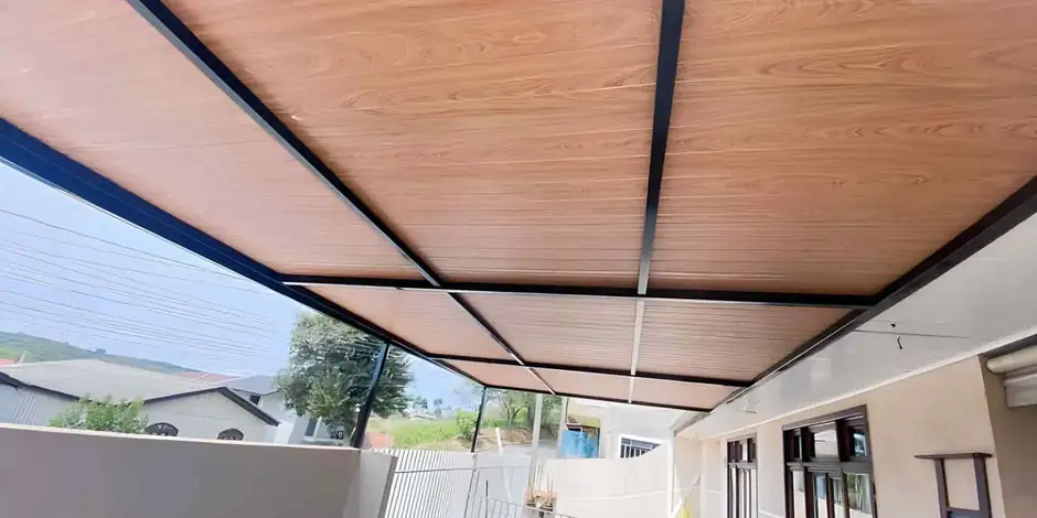 Cobertura de telha forro com face amadeirada instalada em varanda residencial em São Paulo — Toldos Demais