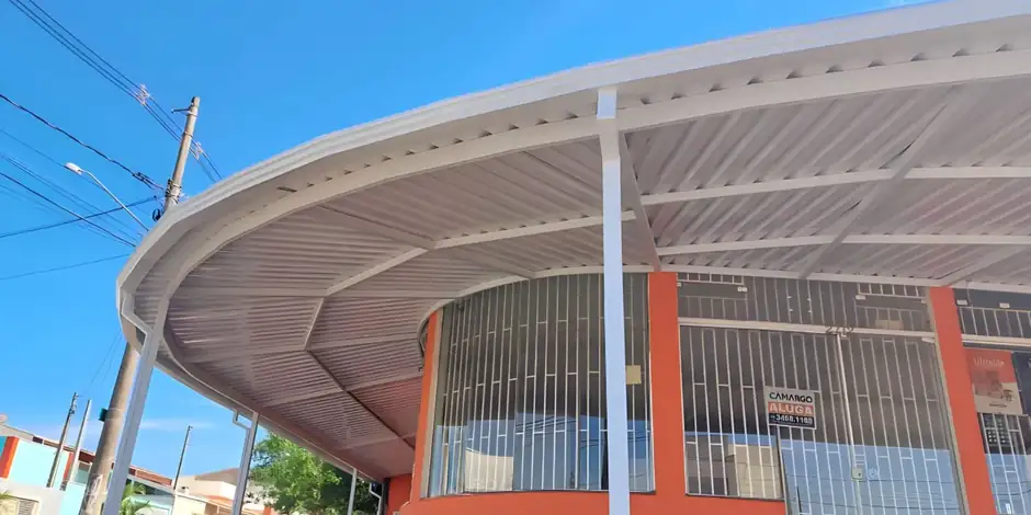 Cobertura metálica de telha simples trapezoidal instalada em garagem residencial em São Paulo — Toldos Demais