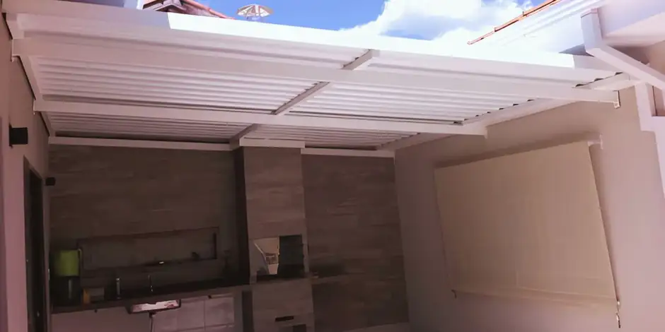 Cobertura metálica de telha sanduíche trapezoidal instalada em galpão comercial em São Paulo — Toldos Demais