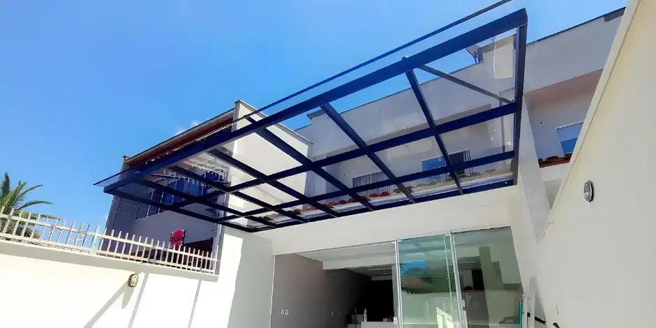 Cobertura de vidro temperado retrátil instalada em área gourmet com pergolado em São Paulo — Toldos Demais