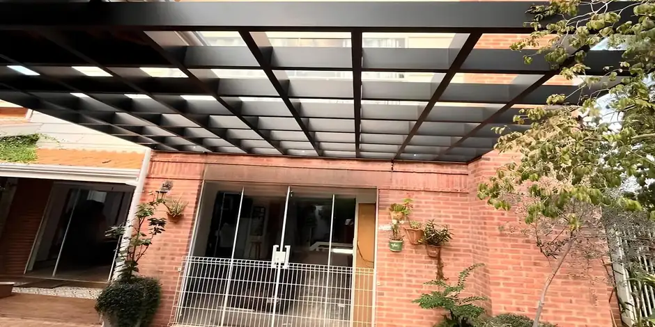 Pergolado de alumínio cruzado instalado em jardim residencial com sombreamento parcial em São Paulo — Toldos Demais