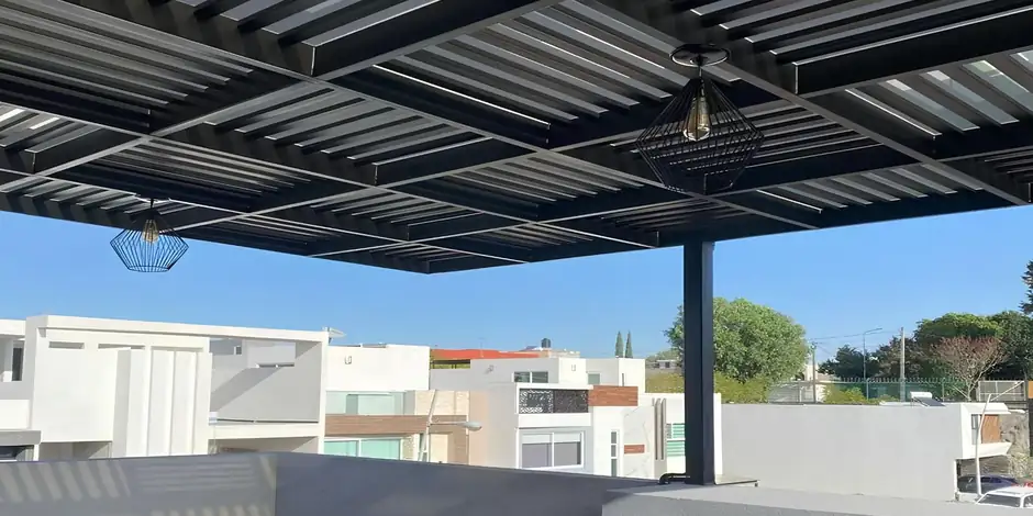 Pergolado de alumínio xadrez com corte geométrico instalado em fachada residencial em São Paulo — Toldos Demais