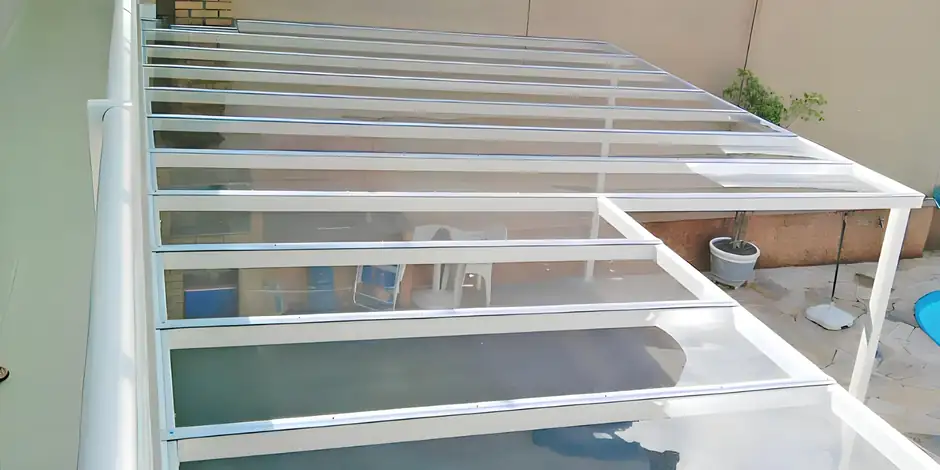 Pergolado de alumínio branco com cobertura instalado em área gourmet residencial em São Paulo — Toldos Demais