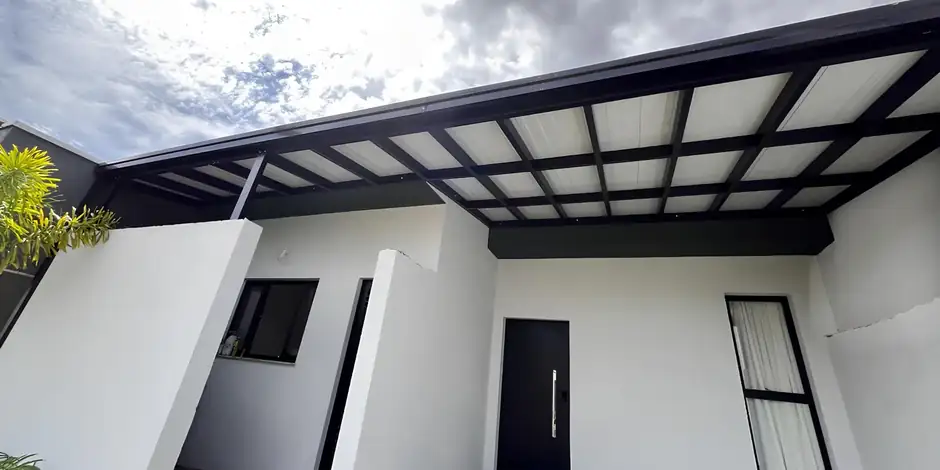 Pergotelha termoacústica com estrutura de alumínio e telha sanduíche instalada em varanda em São Paulo — Toldos Demais