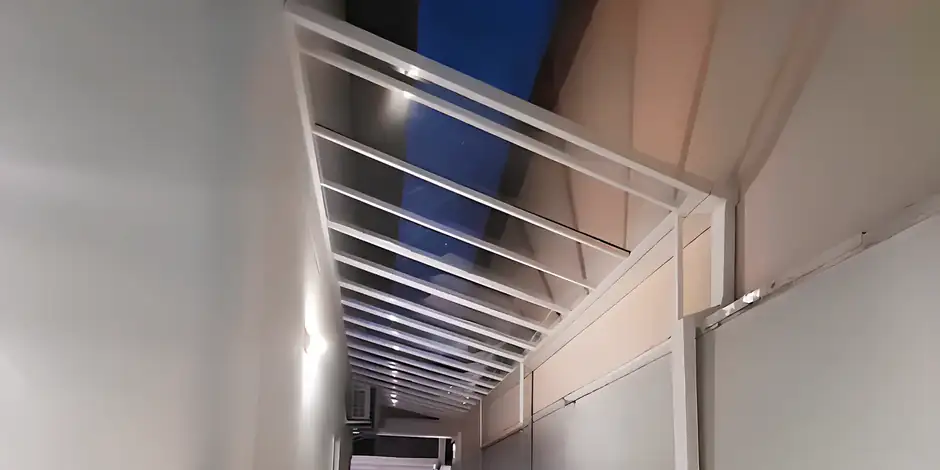 Cobertura fixa de policarbonato compacto bronzeado instalada em pergolado residencial em São Paulo — Toldos Demais