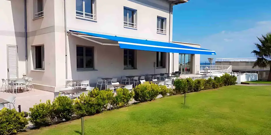 Toldo articulado com braços de alumínio instalado em terraço residencial em São Paulo — Toldos Demais