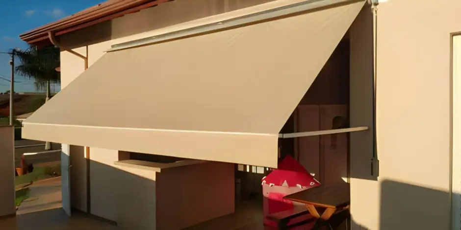 Toldo cortina com braço de projeção instalado em sacada residencial em São Paulo — Toldos Demais