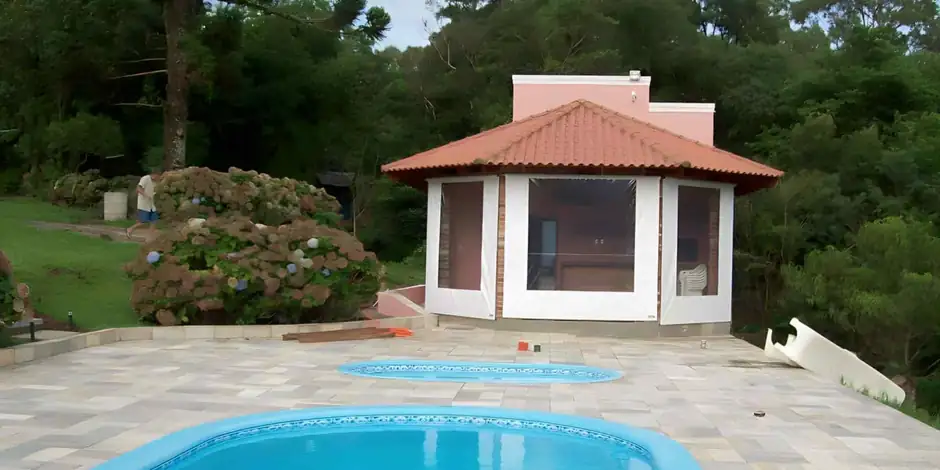 Toldo cortina retrátil de lona PVC em varanda com vista para área externa — Toldos Demais