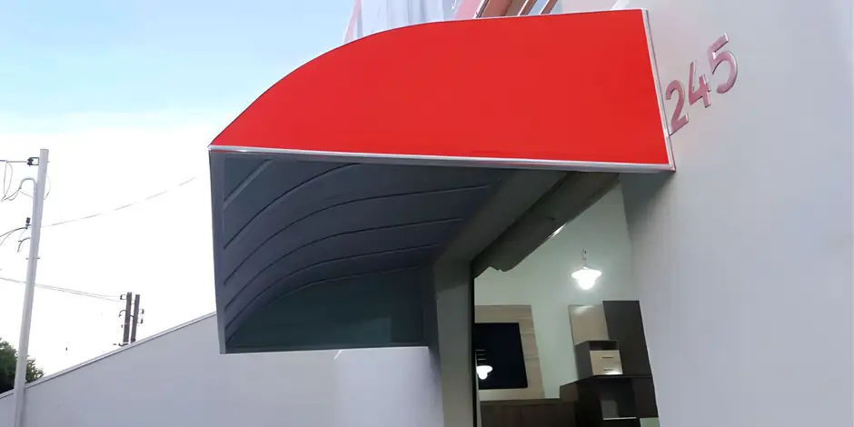 Toldo fixo de lona impermeável instalado em fachada residencial em São Paulo — Toldos Demais