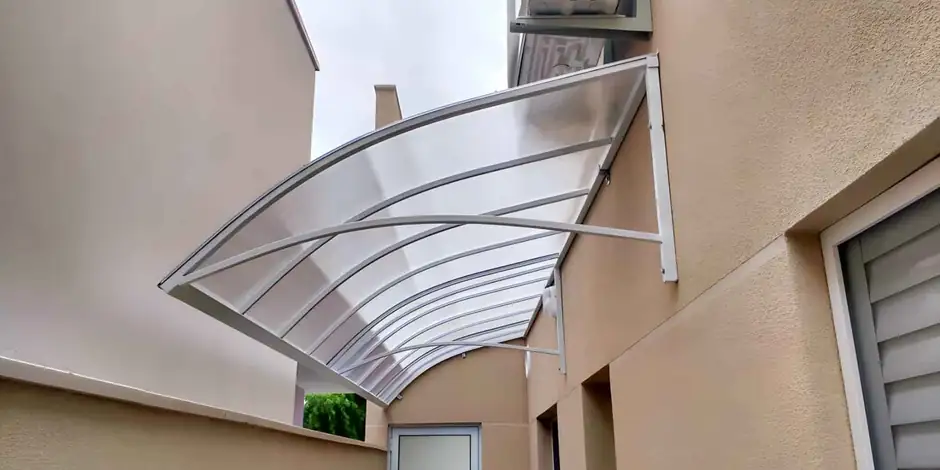 Toldo fixo de policarbonato alveolar instalado em porta de residência em São Paulo — Toldos Demais