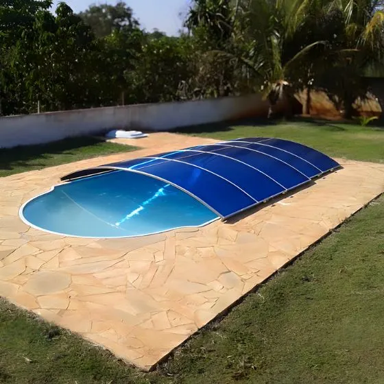 Cobertura retrátil para piscina, proporcionando proteção e elegância em áreas externas.