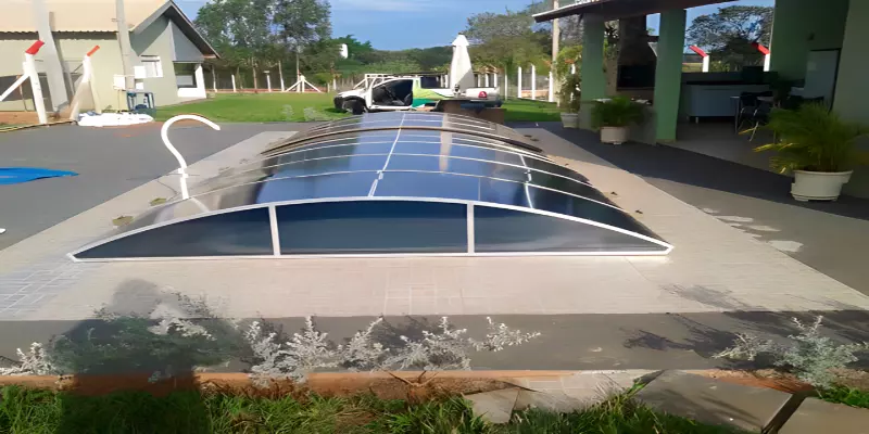 Cobertura para piscina em policarbonto - Proteção e versatilidade em um único design.