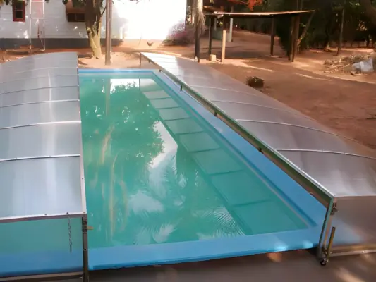Cobertura para piscina em policarbonto - Proteção e versatilidade em um único design.