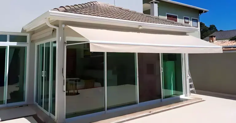 Toldo Cortina com Braço - Proteção e Elegância para seu Espaço Exterior