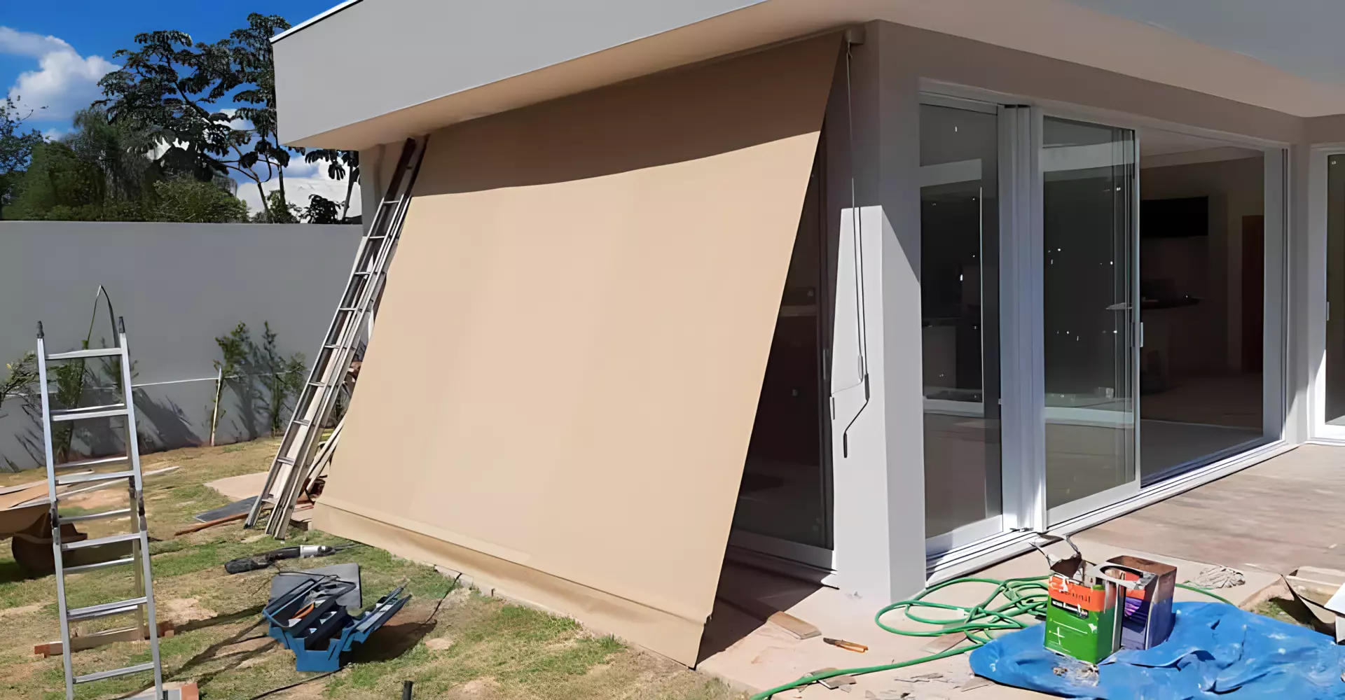 Toldo retrátil para quintal em ambiente externo.