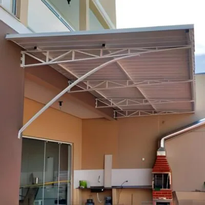 Telha galvanizada em construção industrial