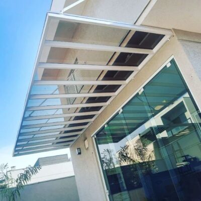 Toldo de policarbonato compacto sobre uma porta