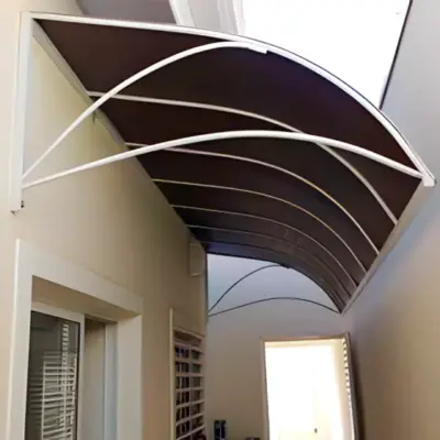 Toldo fixo de lona proporcionando sombra em uma porta