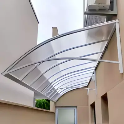 Toldo de policarbonato protegendo uma área externa