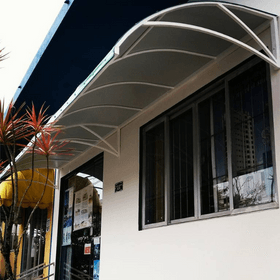 Proteção da Janela da Chuva: Toldo Fixo de Policarbonato