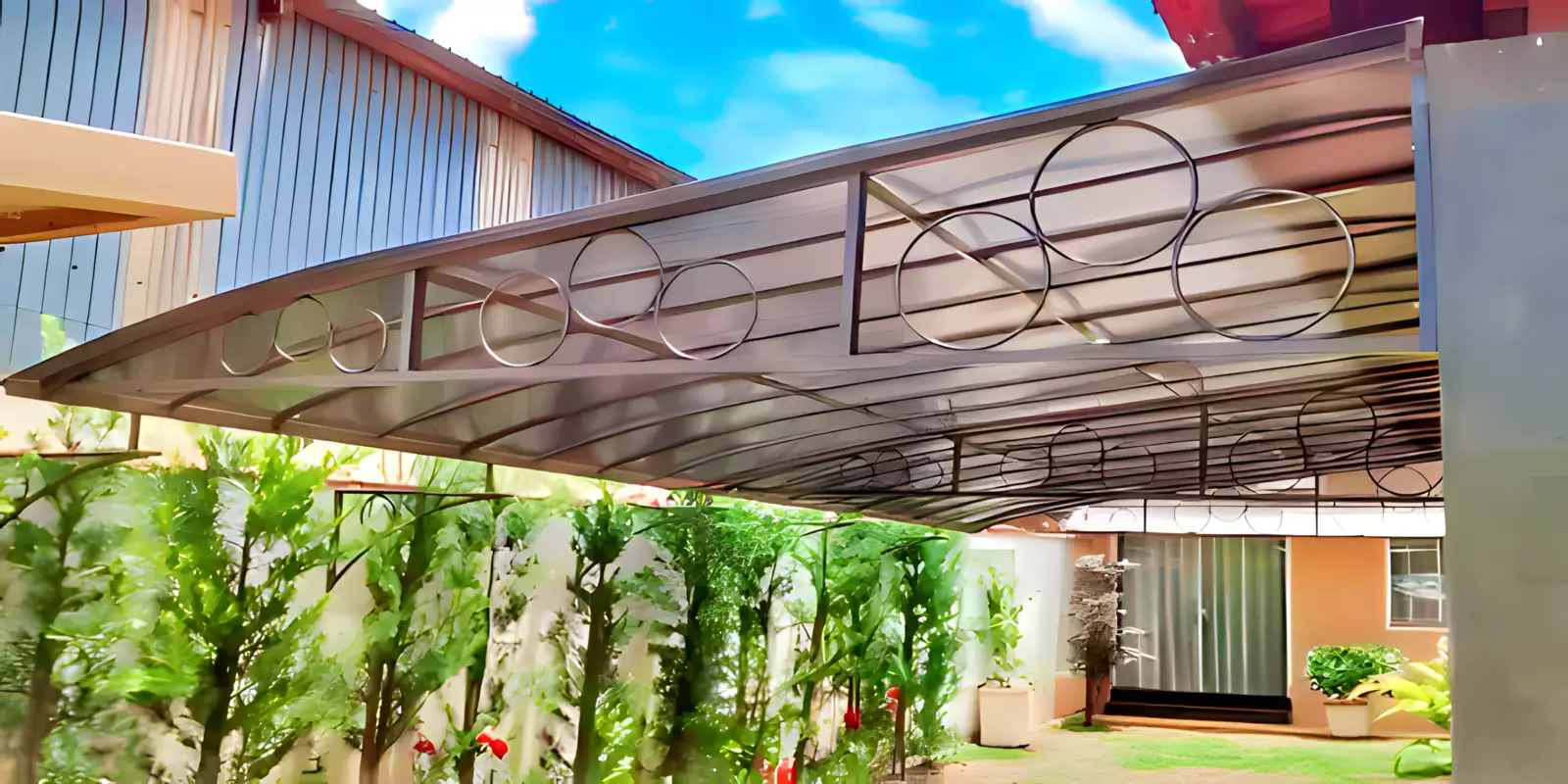 Cobertura de Policarbonato em Valinhos, proporcionando proteção e estilo para ambientes residenciais e comerciais.