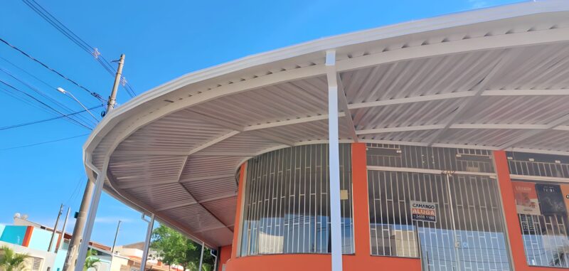 Cobertura de telha sanduíche utilizada em construção civil para isolamento térmico e acústico.