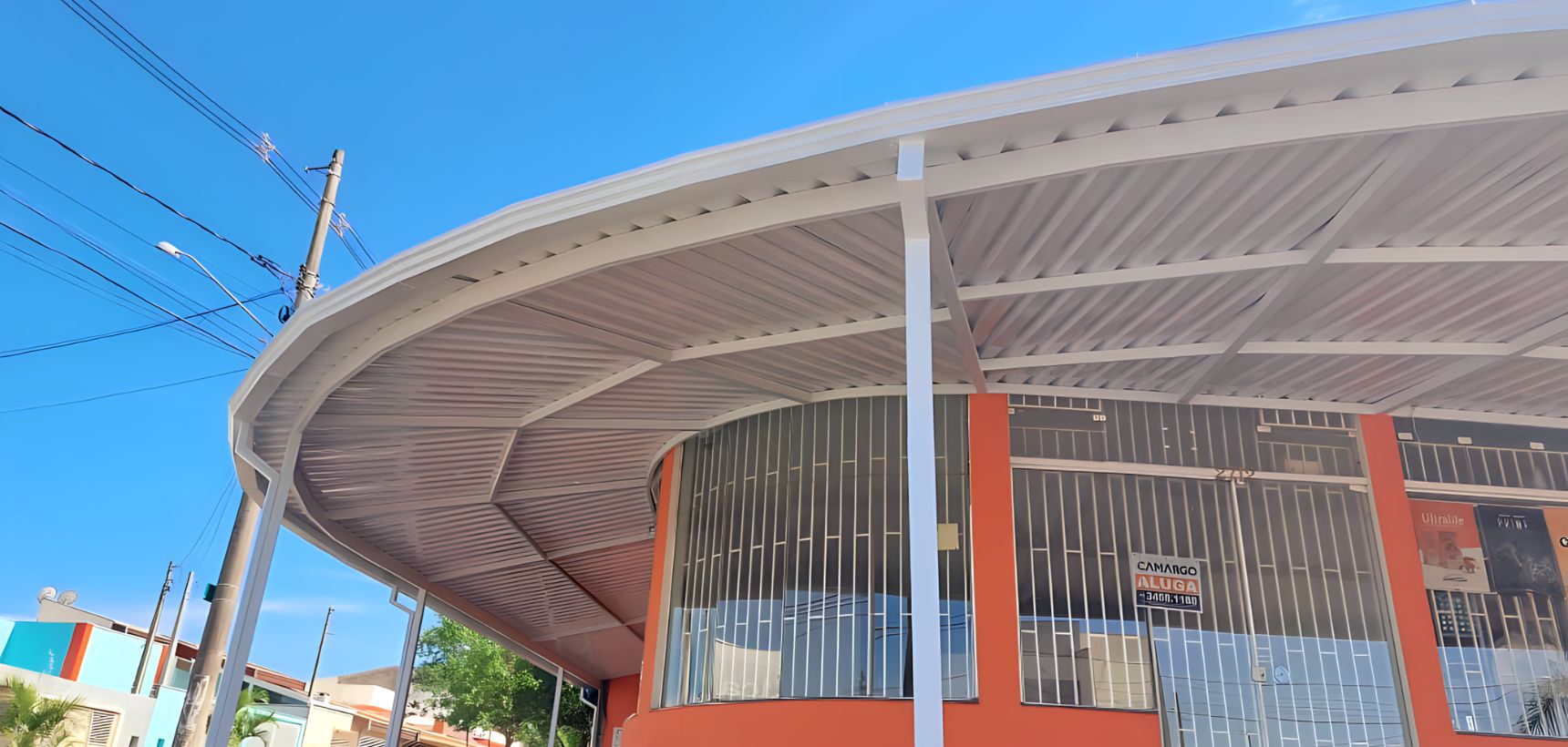 Coberturas Residenciais em diferentes materiais, protegendo áreas externas de casas.