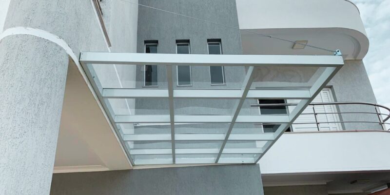 [dynamic_title] - Um telhado resistente e moderno, feito com policarbonato transparente, ideal para áreas externas que necessitam de proteção e iluminação natural.