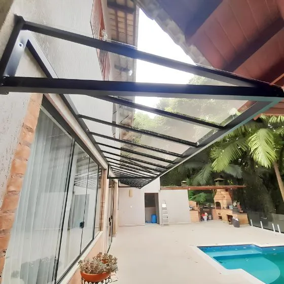 Instalação de cobertura de policarbonato compacto em Itatiba SP